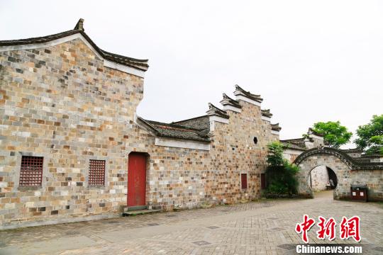 图为:浙江省江山市廿八都风光。便利的京台高速、205国道,带火了这个隐于高山深谷中的古镇。 王远 摄
