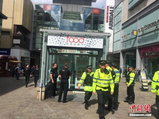当地时间5月23日，英国曼彻斯特警方在市中心一个商场的厕所内逮捕一名可疑分子，警方怀疑此人与之前发生的曼彻斯特爆炸案有关。 中新社记者 周兆军 摄