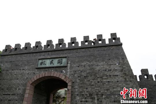 图为:浙江省江山市枫岭关,位于浙闽分界处。205国道未开通前,其一直是两省人民千百年来相互往来的唯一通道。 王远 摄