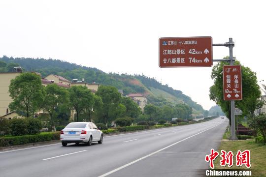 图为:浙江省江山市315省道。 王远 摄