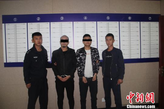 图为吸食冰毒的两名男子已被警方控制。　高庆国　摄