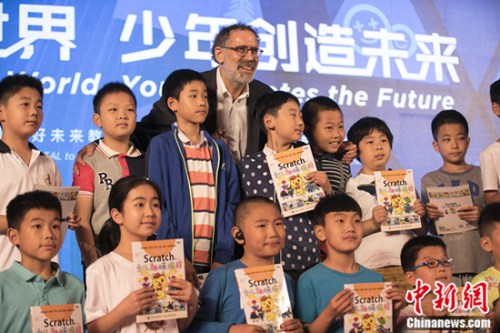 图注:Mitchel Resnick教授与摩比小学员合影