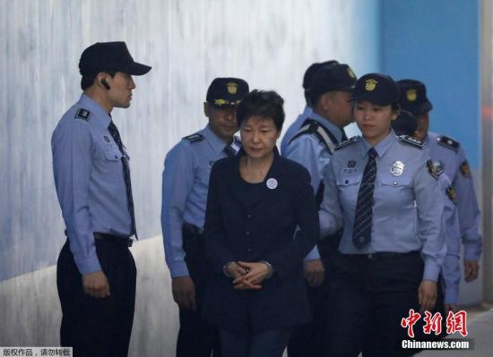 资料图片：为朴槿惠被押送至法院。