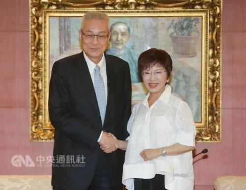 国民党主席当选人、前台湾地区副领导人吴敦义(左)23日至国民党中央党部,拜访现任国民党主席洪秀柱(右),双方握手致意。图片来源:台湾“中央社”