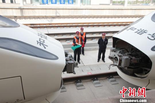 图为车辆系统模拟应急演练。 钟欣 摄