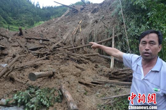 暴雨袭击湖南溆浦致泥石流 干群合力上演生命大救援