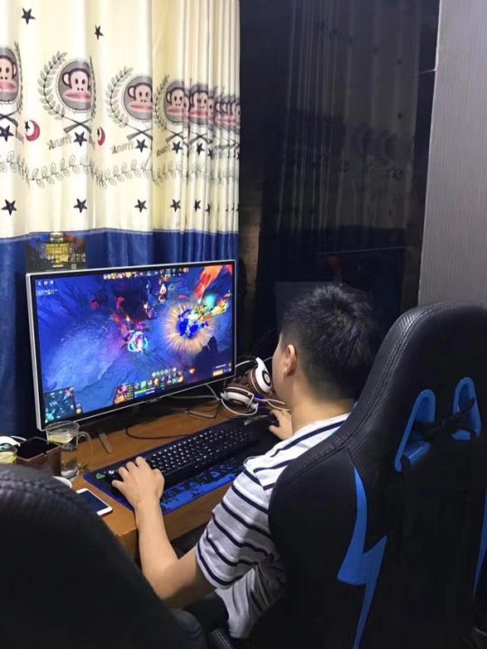 丁俊晖现身西安网吧玩Dota2 到敌方基地虐泉