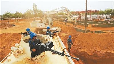  中国第4批赴马里维和部队工兵分队在任务区施工。刘玉国摄