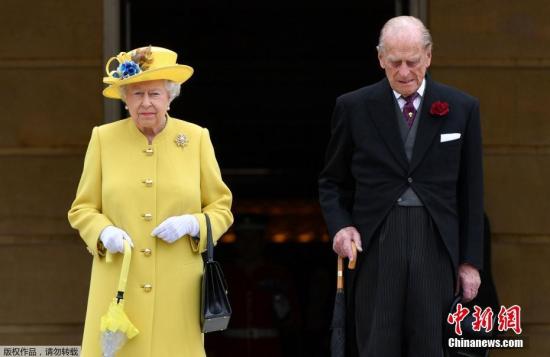 当地时间2017年5月23日，英女王伊丽莎白与菲利普亲王在参加白金汉宫的一个活动时，为此前在曼彻斯特爆炸案中遇难的人们默哀。