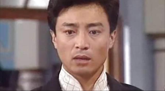 明星一般都是包装成闪光的那一面,可能就会符合一些人心中的完美人物