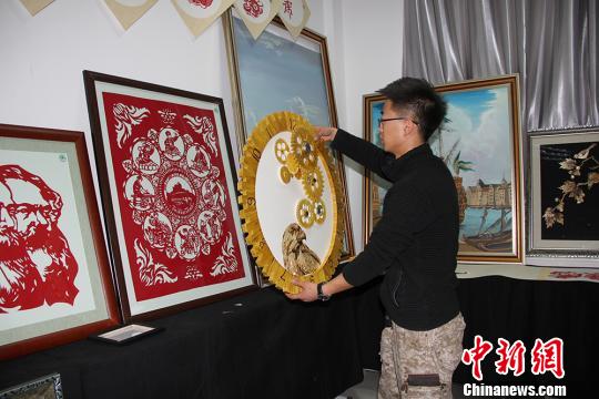 图为魏康龙新制作的“表”。 杨东东 摄