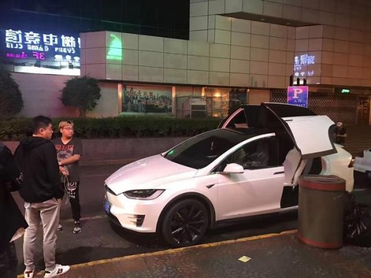 丁俊晖现身西安网吧玩Dota2 到敌方基地虐泉