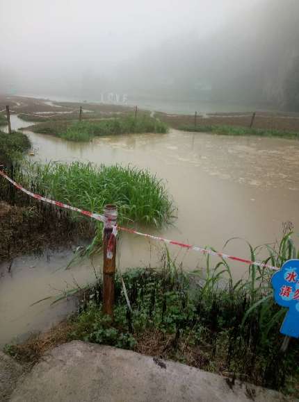 黔江连降暴雨，民警连夜防汛防险