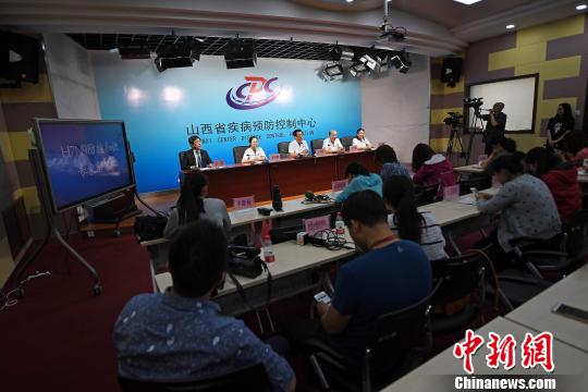 山西省疾病预防控制中心召开H7N9防控知识解答会,专家在现场进行解答。 武俊杰 摄