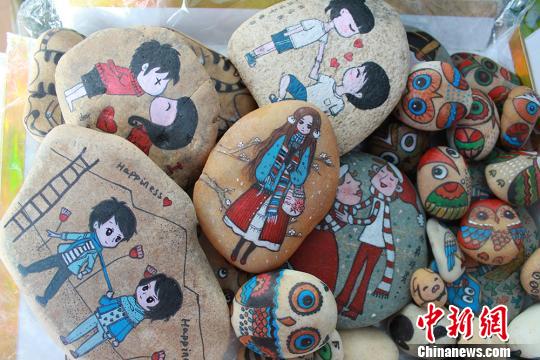 图为绘制好的石头画。 杨东东 摄