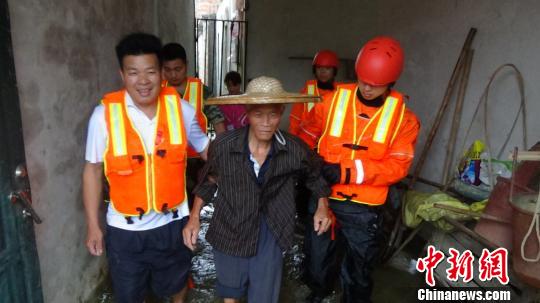 图为消防官兵正在转移被困民众。 农强强 摄