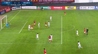 第19分钟,保利尼奥带球长驱直入杀到鹿岛禁区前沿,阿兰交叉跑位杀到