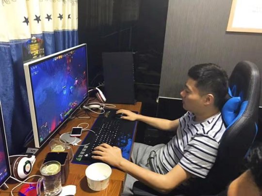丁俊晖现身西安网吧玩Dota2 到敌方基地虐泉