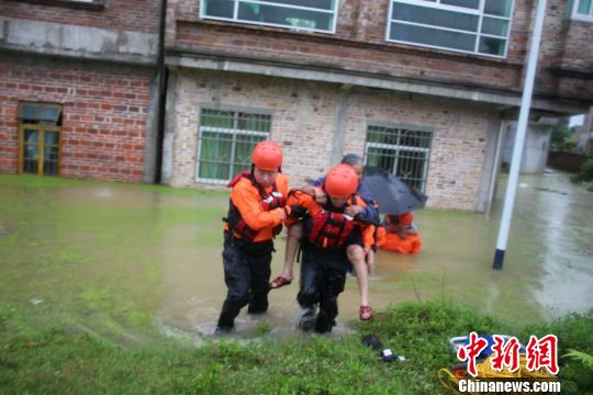连夜暴雨致广西钦州一村庄内涝 消防官兵疏散76人