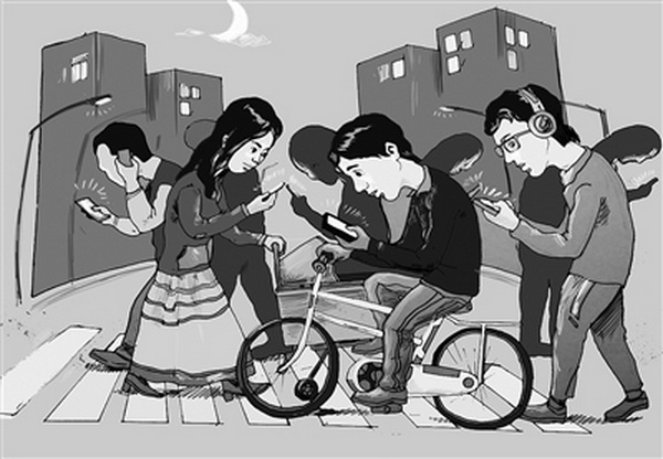 都是手机惹的祸!女子骑车玩手机钻进卡车 头部缝30针|玩手机|骑车|女子_新浪新闻