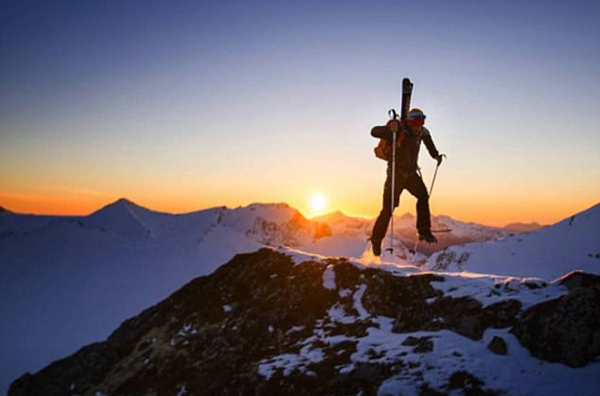 西班牙男子创最快登珠峰纪录 成首位无氧登山