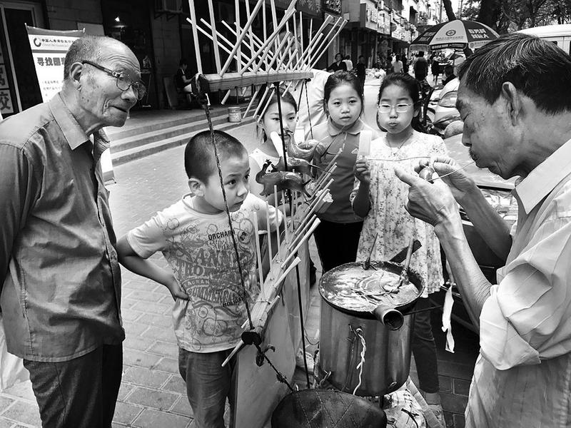 老人吹糖人一天能挣200元 已经带出了20多个