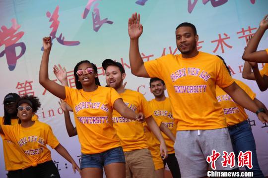 图为美国留学生表演节目。 张一辰 摄