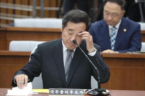 25日,国务总理提名人的第二场人事听证会上,李洛渊低头思考。 (图片来源:韩联社)