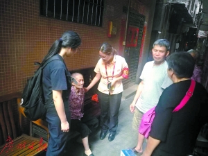 苏思颖搀扶着冼婆婆走街串巷，终于找到了她的家人