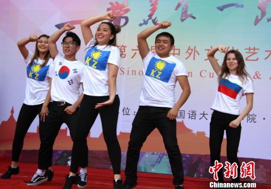 图为来自多国留学生的表演。 张一辰 摄