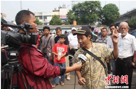 图为一名附近居民在介绍爆炸发生时的情形。 林永传 摄