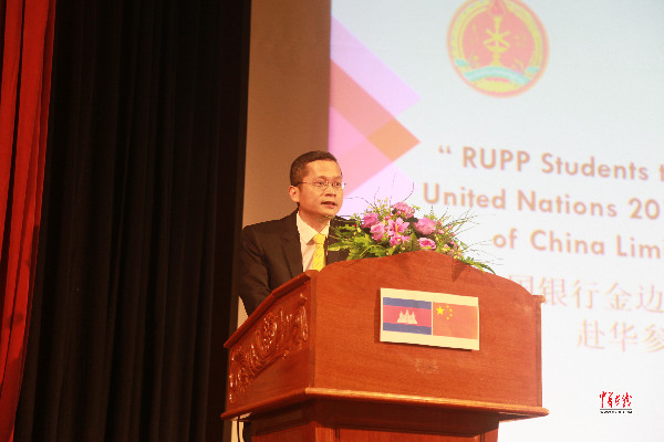 中国银行金边分行赞助 柬埔寨皇家大学学生赴
