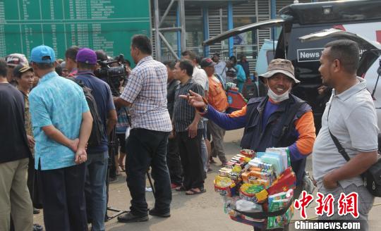 图为小商贩在现场卖食品。 林永传 摄