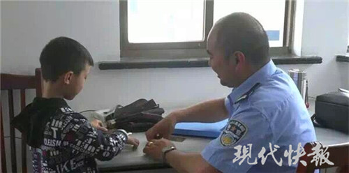 父母都不在家,8岁男孩一人出门迷了路|小男孩|