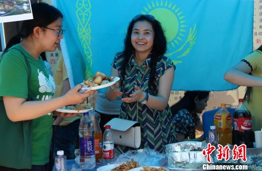 图为哈萨克斯坦留学生以美食“待客”。 张一辰 摄