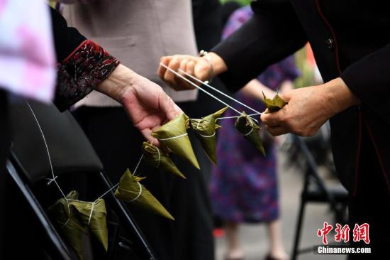 资料图:粽子。 <a target=\'_blank\' href=\'http://www.chinanews.com/\'>中新社</a>记者 陈超 摄