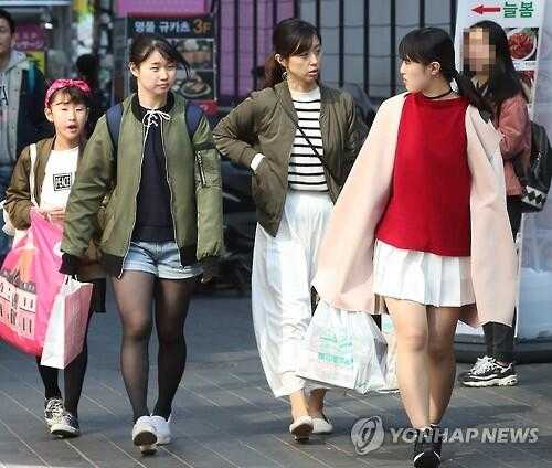 资料图：在明洞街头的日本游客　