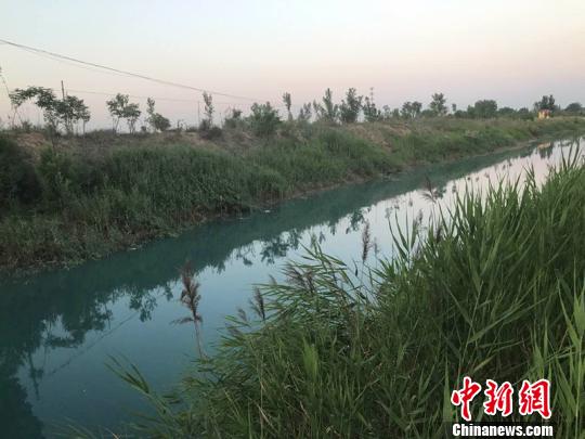河北邢台广宗企业偷排污水 致河水变蓝(图)|河