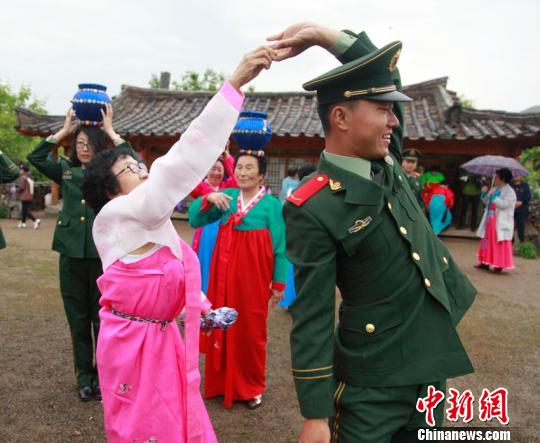 边防官兵关爱留守老人 感受朝鲜族端午习俗