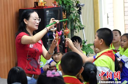 福州市麦顶小学金源浦下分校老师带领学生们展开了生动的端午知识竞赛,通过挂香囊、闻艾草等趣味互动,充分调动起孩子的积极性。 记者刘可耕 摄