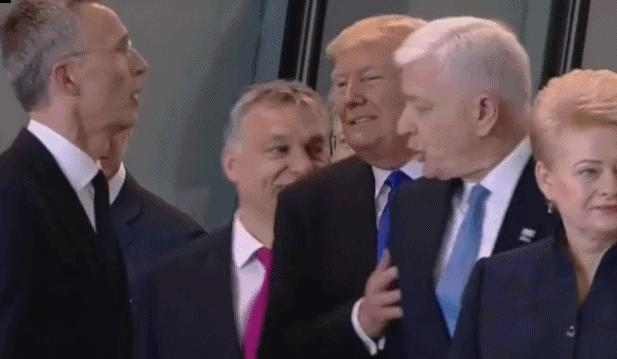 美国优先!川普一手推开黑山总理 与他人交谈(图