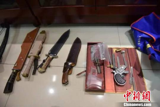 图为,警方收缴作案工具 黄娟 摄
