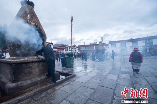 图为5月26日,信众在大昭寺前广场煨桑。 何蓬磊 摄