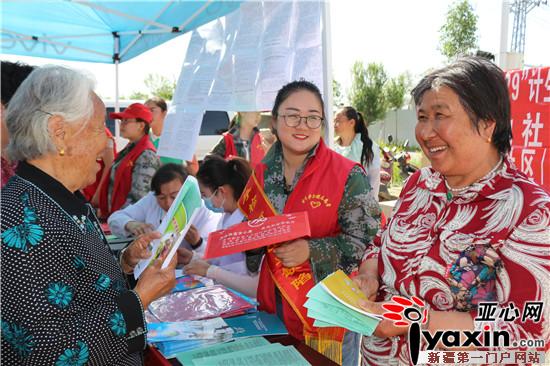 新疆吉木萨尔县社区开展计生协会日宣传活动|