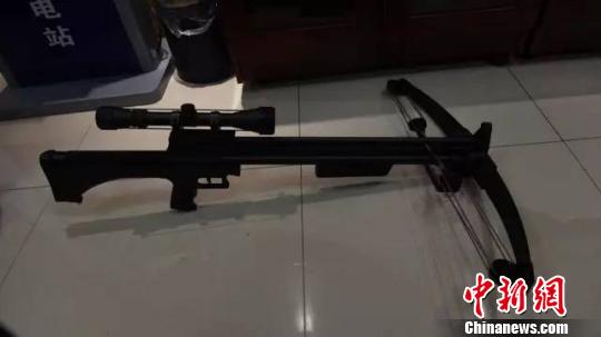 图为,警方收缴作案工具 黄娟 摄
