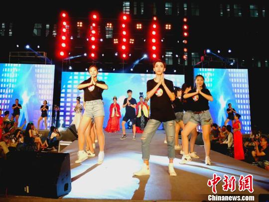 图为经过激烈角逐,盛典共评选出金奖2件、银奖4件、铜奖6件、优秀奖15件。 宋敏涛 摄