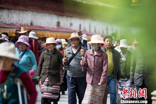 图为5月26日,信众在布达拉宫转经道转经。 何蓬磊 摄