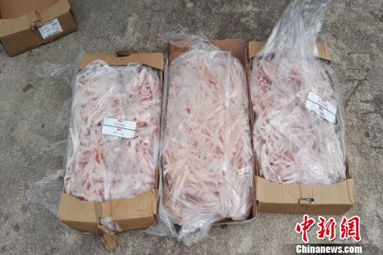 图为被查获的冰冻鸡爪。 方正强 摄