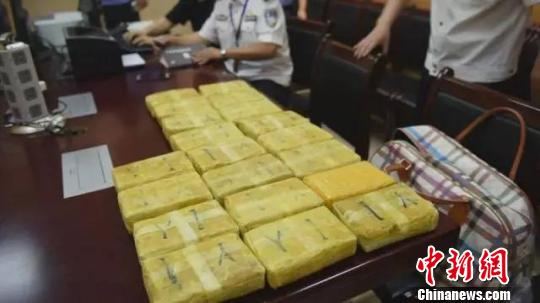 图为,警方收缴毒品 黄娟 摄