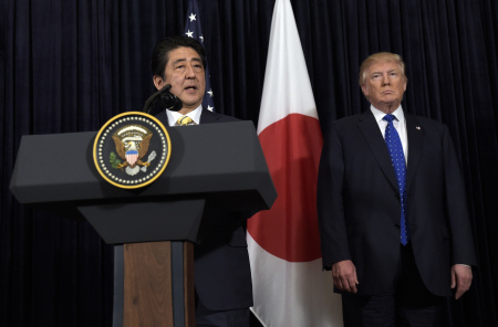 资料图:安倍与特朗普(右)